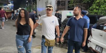 Capturan a sujetos que vendían boletos falsos para concierto de Bad Bunny.