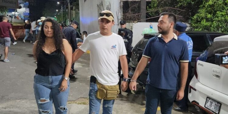 Capturan a sujetos que vendían boletos falsos para concierto de Bad Bunny.