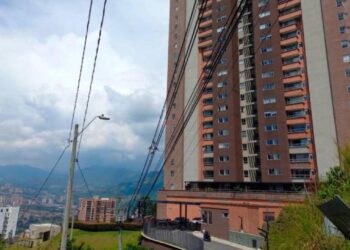 Hombre muere tras caer de 5 piso junto a su bebé, quien sobrevivió de milagro.