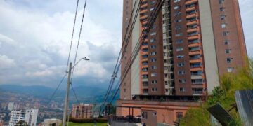 Hombre muere tras caer de 5 piso junto a su bebé, quien sobrevivió de milagro.