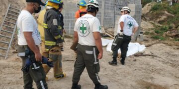 3 muertos tras caer a pozo con gases tóxicos.