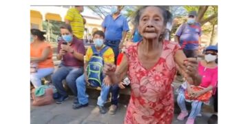 Atropellan a “Doña Catita” la ancianita que se gana la vida bailando en S.S.