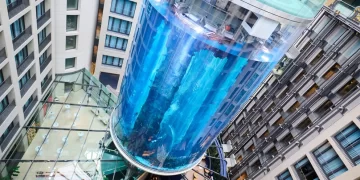 Estalló el mayor acuario cilíndrico del mundo.