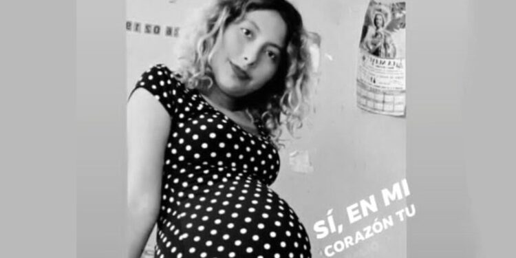 Asesinan a joven embarazada para robarle a su bebé.