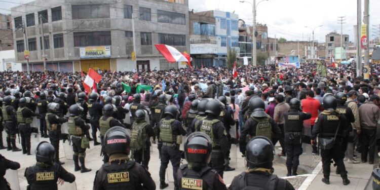 Protestas en Perú dejan 14 muertos.