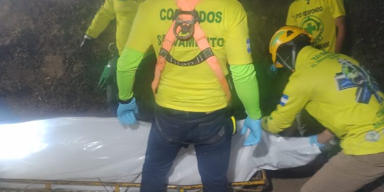 Localizan cadáver de mujer en estado de putrefacción.