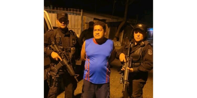 Capturan a empleado de alcaldía que exigía una tarjeta navideña.