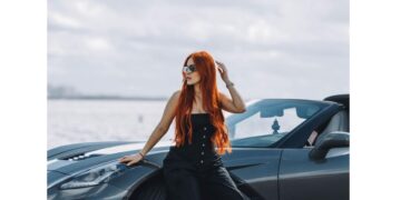 Nikki presume lujoso vehículo en redes sociales.