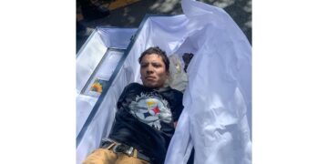 Capturan a pandillero que huía al interior de un ataúd.