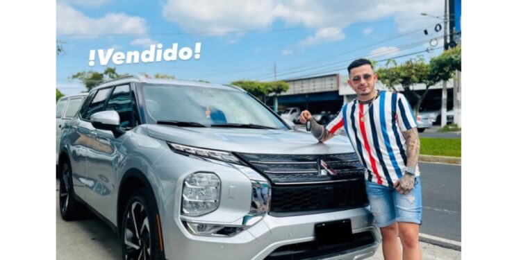 “Ricky” si factura y presume nuevo vehículo.