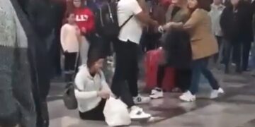 Mujer encuentra a su esposo con la amante a punto de abordar avión.
