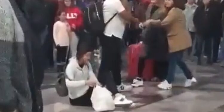 Mujer encuentra a su esposo con la amante a punto de abordar avión.