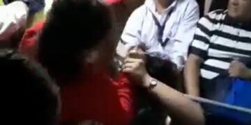 Mujeres se van a los golpes en unidad de transporte colectivo.