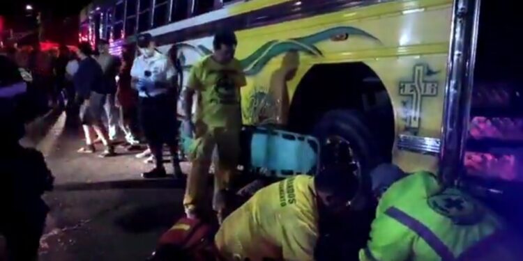 Hombre pierde la pierna tras ser atropellado por autobús.