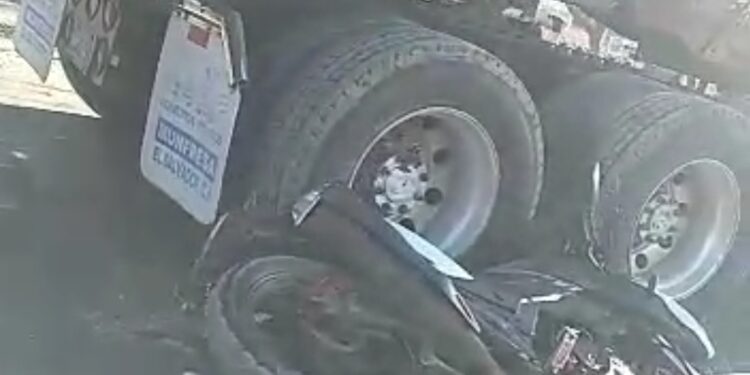 Conductor de rastra mató a motociclista.