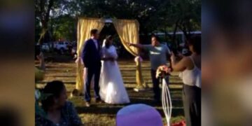 “Te mereces morir” Hombre interrumpe boda del prometido de su hija.