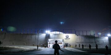 Fallece reo cuando era trasladado al CECOT.