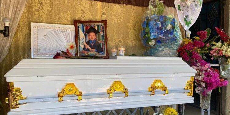 Dan último adiós a Boris, el pequeño que se cayó de árbol en C.E.