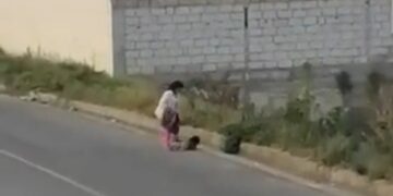 ¡Horror! Madre patea sin piedad a su hijo de 2 años en Ecuador.