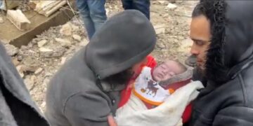 Dramático momento, padre encuentra a su bebé muerto, tras terremoto.