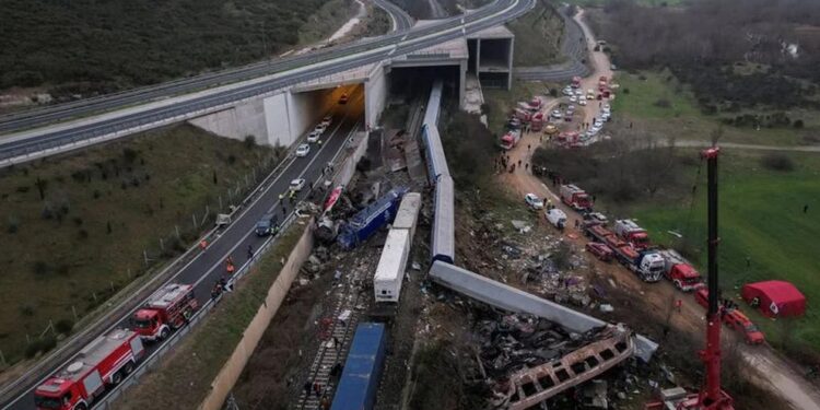 Decenas de muertos y heridos tras descarrilamiento de tren en Grecia.