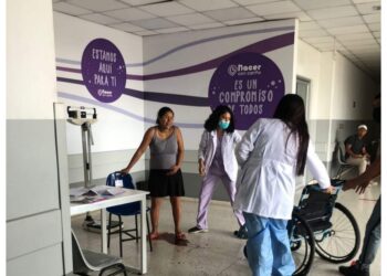 Denuncian que mujer dio a luz a su bebé de pie, tras no ser atendida en el Hospital de la Mujer.