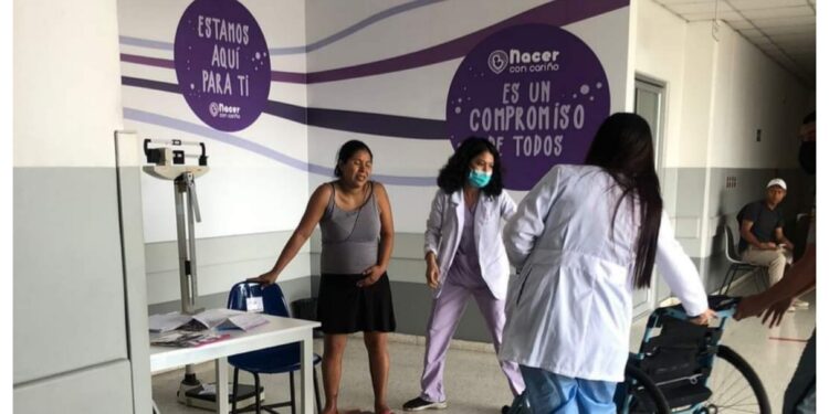 Denuncian que mujer dio a luz a su bebé de pie, tras no ser atendida en el Hospital de la Mujer.