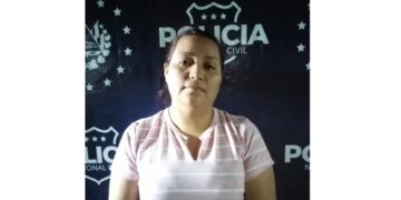 Presunta estafadora seguirá en prisión.
