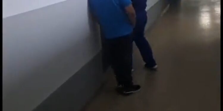 Destituyen a empleados de salud que negaron atención a anciana.