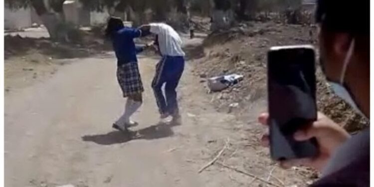 Fallece menor que recibió golpiza de compañera de clases.