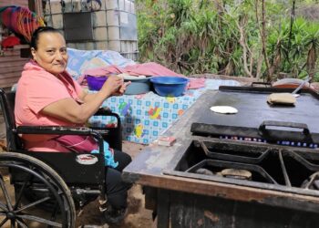 Mujer amputada vende pupusas para comprar prótesis.