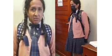 Vestido de colegiala, sujeto ingresa a escuela para acosar a menores.