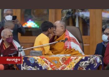 Dalai Lama besa a niño en la boca y le pide “chuparle la lengua”.
