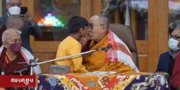 Dalai Lama besa a niño en la boca y le pide “chuparle la lengua”.