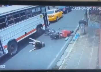 Estudiante fue atropellada tras bajar de bus en San Miguel.