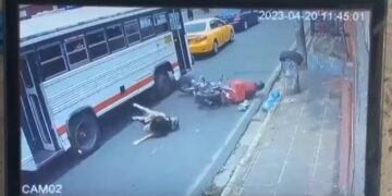 Estudiante fue atropellada tras bajar de bus en San Miguel.