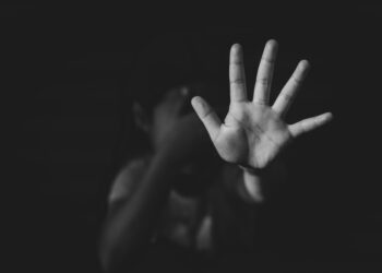 Madre y padrastro vendían a hija desde los 3 años a violadores.