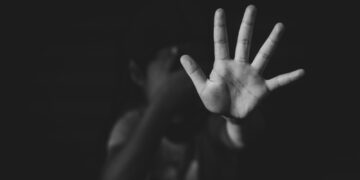 Madre y padrastro vendían a hija desde los 3 años a violadores.