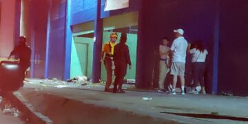 9 aficionados muertos tras estampida en estadio Cuscatlán.