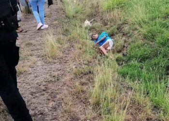 Familia abandona a anciano en carretera.