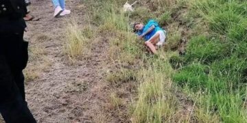 Familia abandona a anciano en carretera.