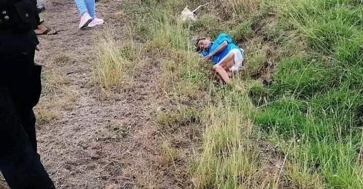Familia abandona a anciano en carretera.