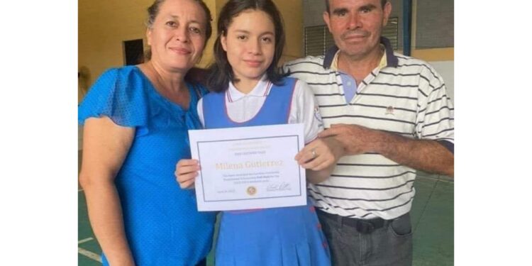 Salvadoreña gana beca de estudios en EE.UU.