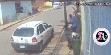 Hombre lanza a perro dentro de recipiente con aceite hirviendo.