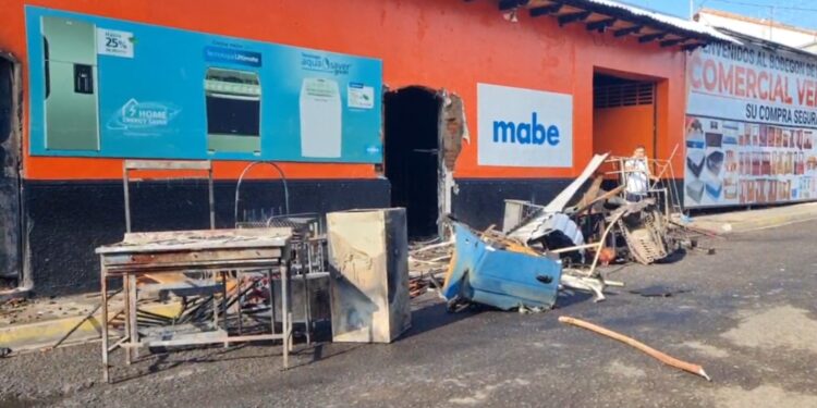 Incendio afecta comercial en San Miguel.
