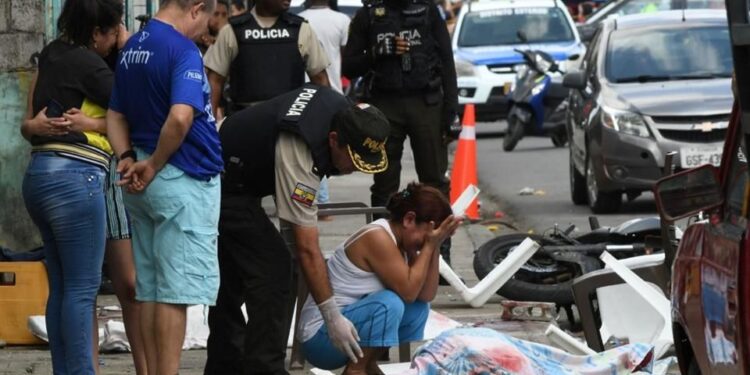 5 muertos y 8 heridos deja ataque armado en Ecuador.