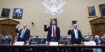 Estados Unidos oculta OVNIS, dicen ex agentes de inteligencia.