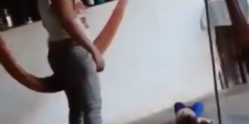 Mujer agarra a patadas a su bebé porque “lloraba mucho”.