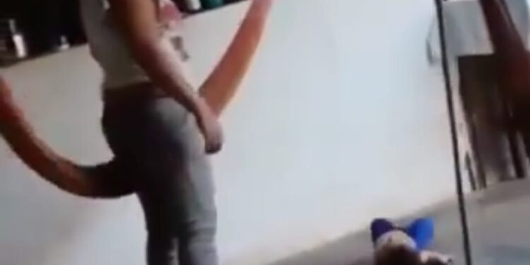 Mujer agarra a patadas a su bebé porque “lloraba mucho”.