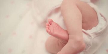 Fallece bebé luego que su madre le diera fentanilo en el biberón.